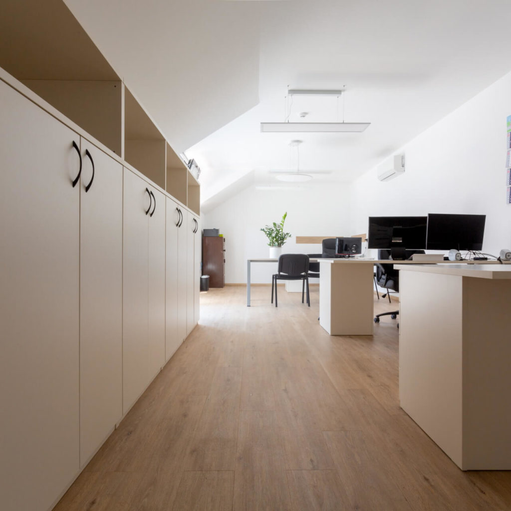 Pisarniško pohištvo po meri