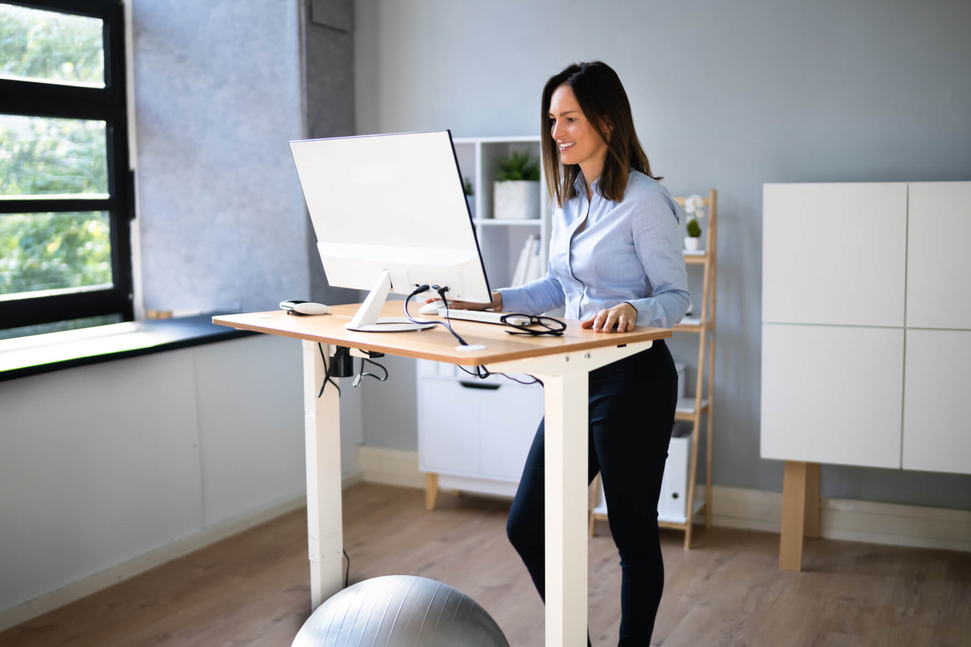 Dvižna pisalna miza za večjo učinkovitost in boljše počutje pri delu